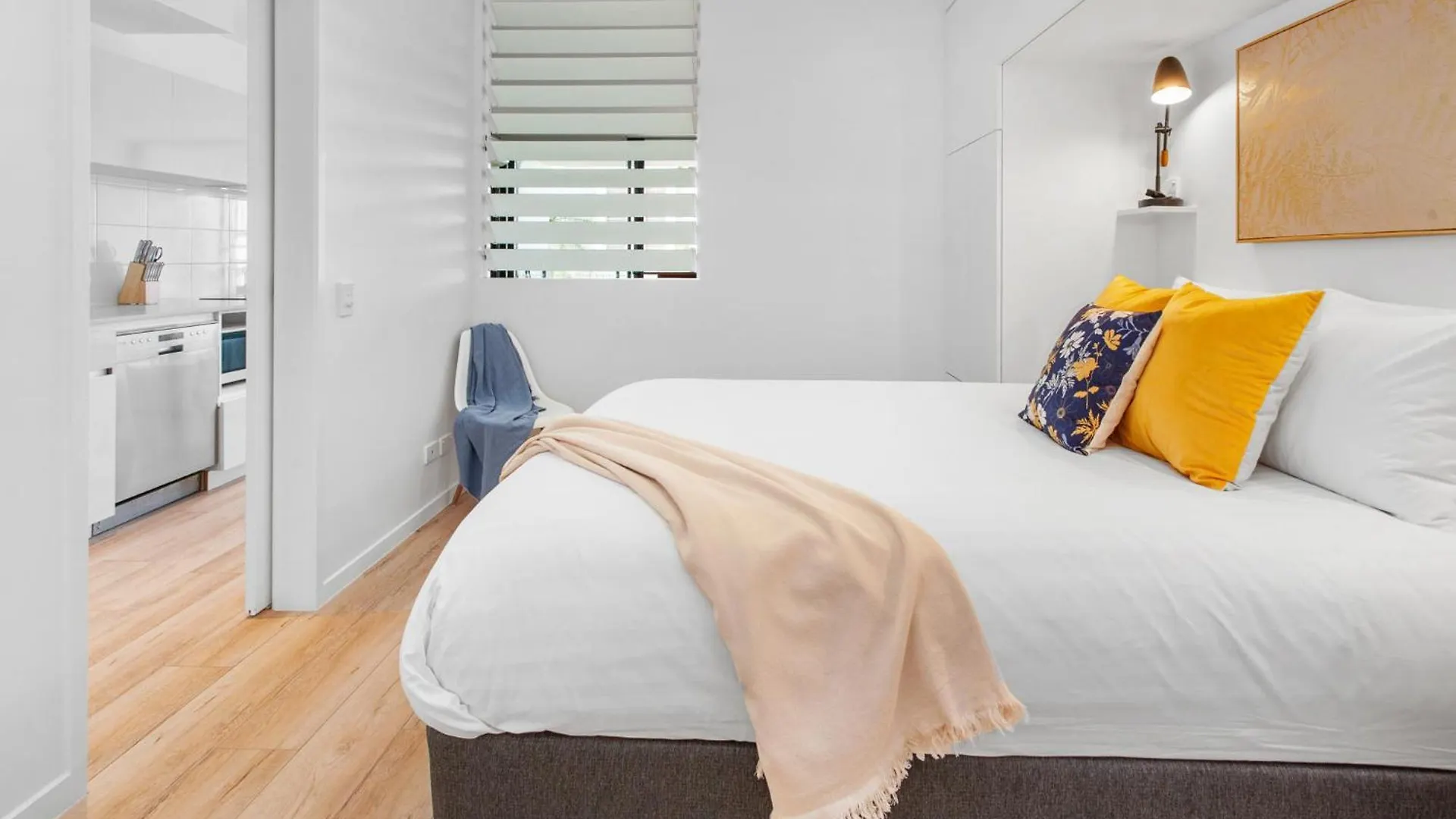 Spacious 2-Bed Unit With Balcony Next To The Gabba Brisbane Australia